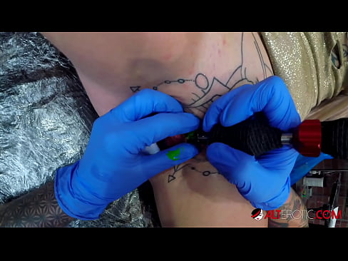❤️ Nagpa-tattoo sa kanyang klitoris ang sobrang tattoo na hottie na si Sully Savage ️❌ Magandang porn sa amin ️❤