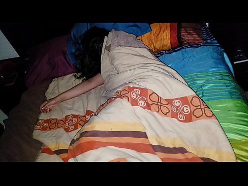 ❤️ Pinupunasan ng stepson ang kanyang batang madrasta habang natutulog ito. ️❌ Magandang porn sa amin ️❤