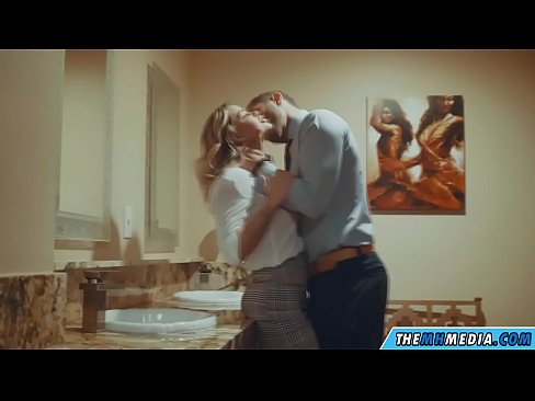 ❤️ Kapag ang isang busty blonde seduces sa isang pampublikong banyo ️❌ Magandang porn sa amin ️❤